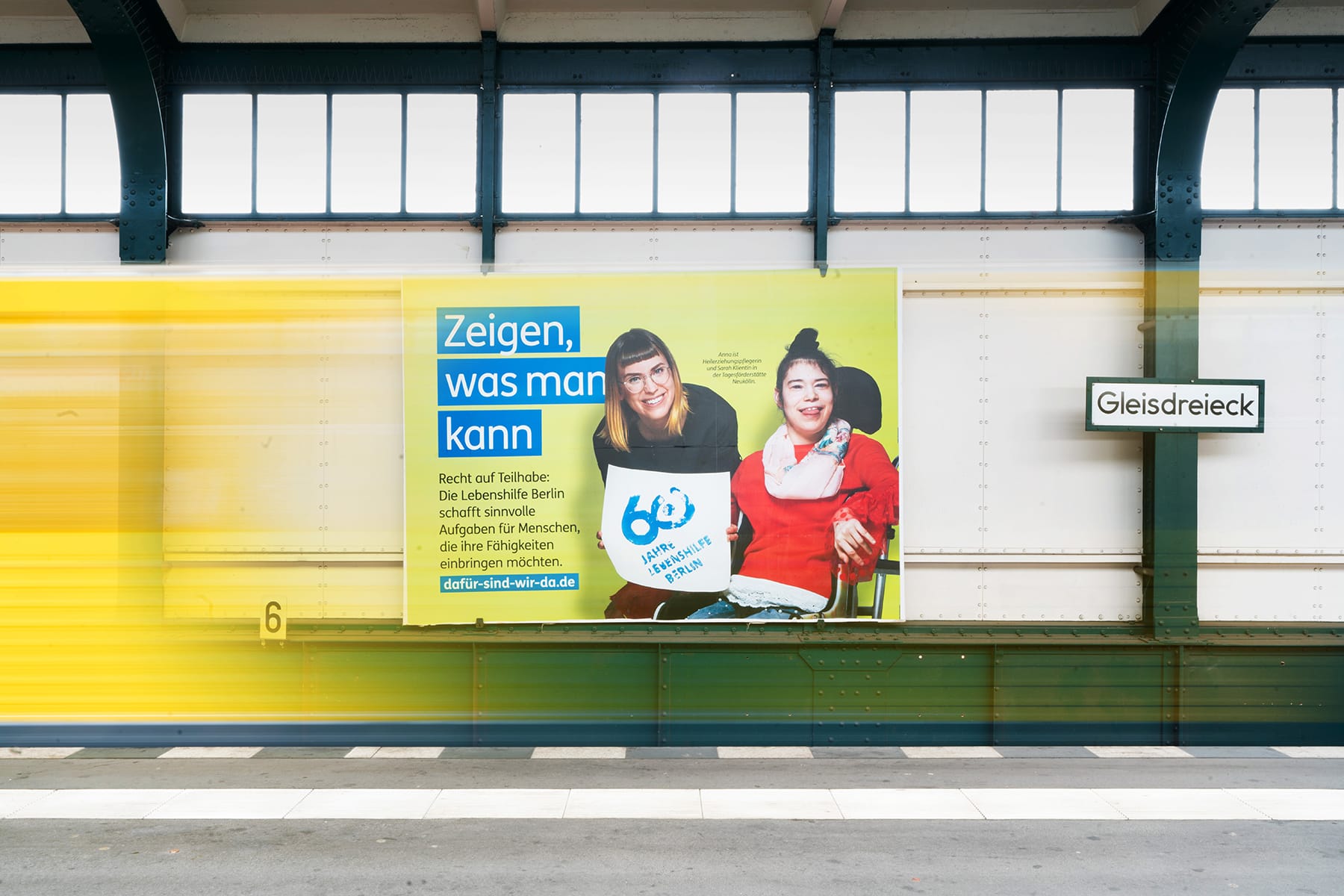 Werbeplakat der Lebenshilfe in einem Berliner U-Bahnhof. Motiv „Zeigen, was man kann“.
