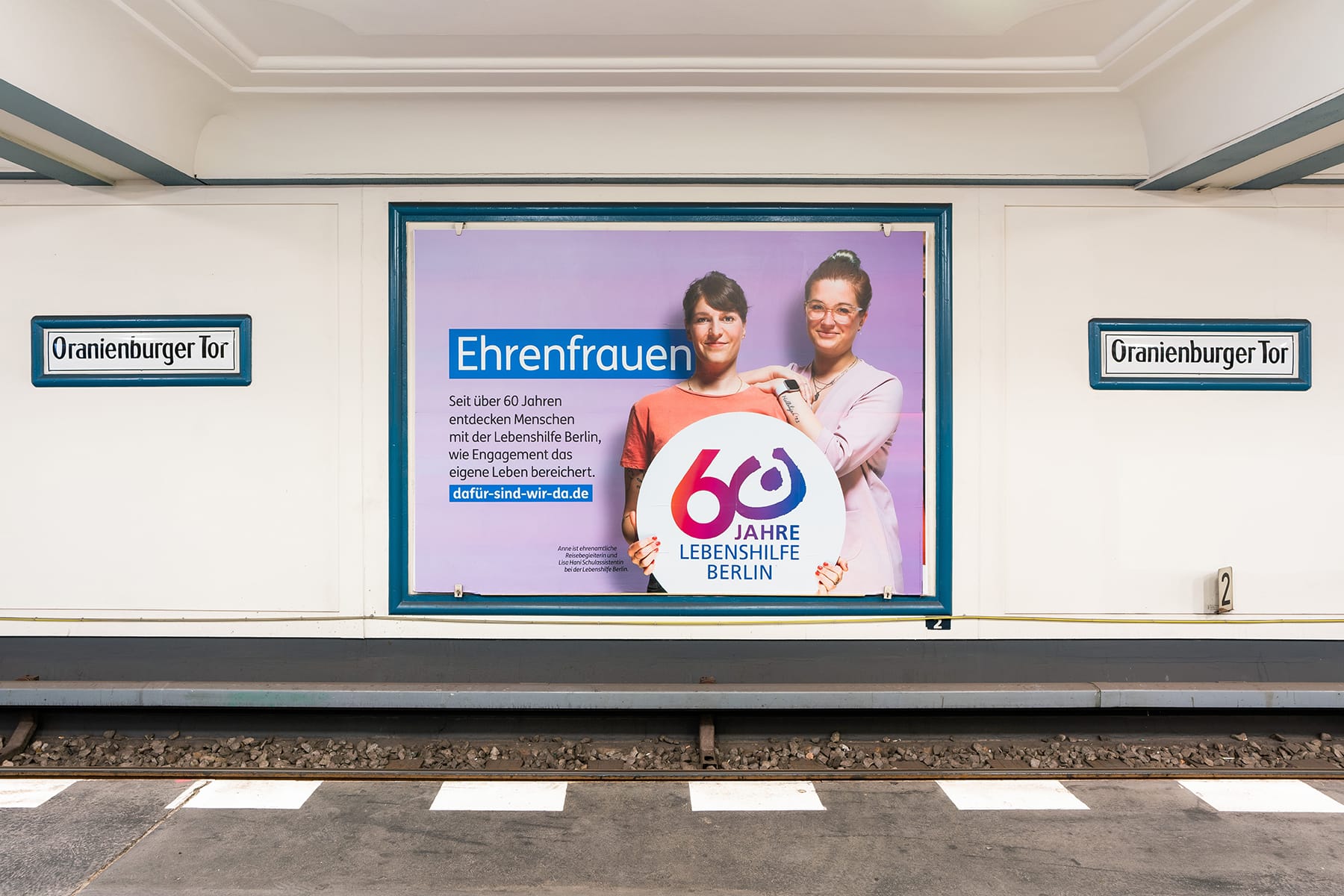 Werbeplakat der Lebenshilfe in einem Berliner U-Bahnhof. Motiv „Ehrenfrauen“.
