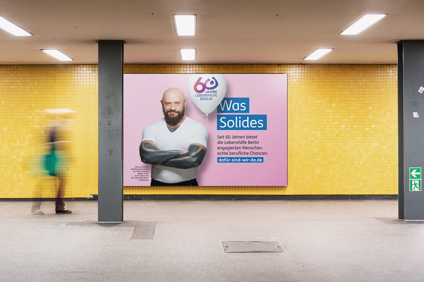 Werbeplakat der Lebenshilfe in einem Berliner U-Bahnhof. Motiv „Was solides“.